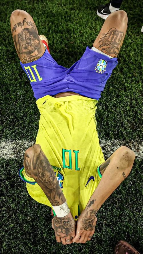 个人开发者斩获千万流水的首个产品，居然是一款不用充钱的“氪金游戏”